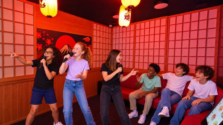 Des enfants chantent dans la salle de karaoké Neo Kyoto, au décor japonais