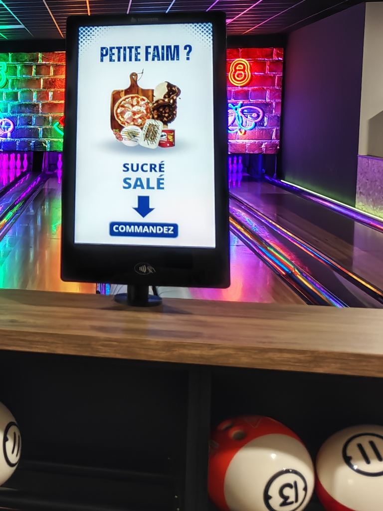 Borne pour commander à boire et à manger, sucré ou salé, sans quitter sa piste de bowling, Game Parc à Poitiers