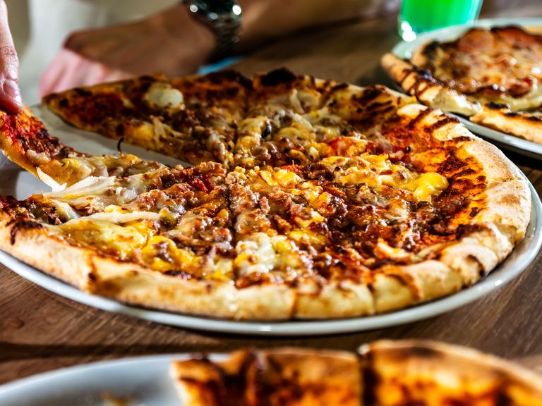 Pizza à partager pendant une soirée bowling, bar de Game Parc à Poitiers