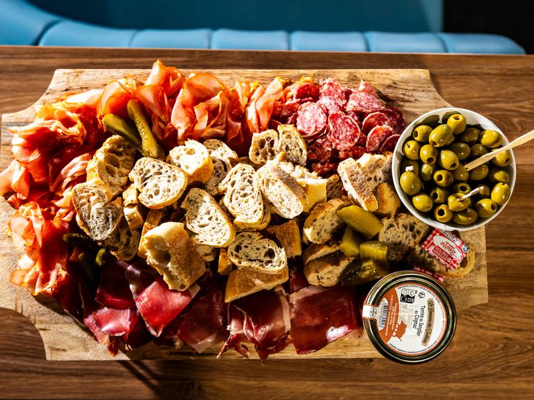 Planche apéritif à partager entre amis, bar de Game Parc à Poitiers