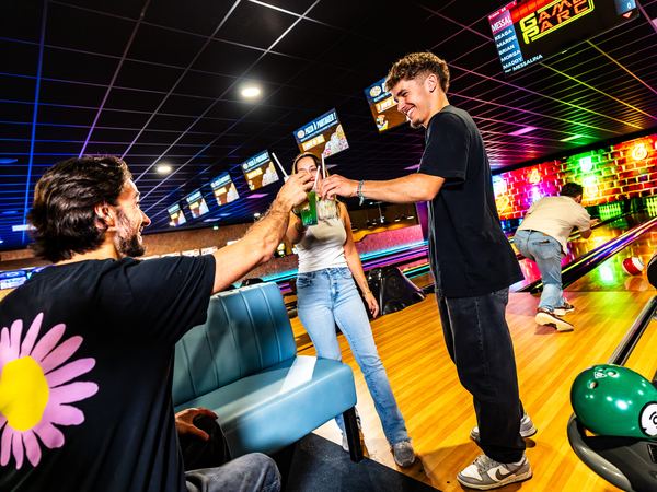 Partie de bowling entre amis à Game Parc