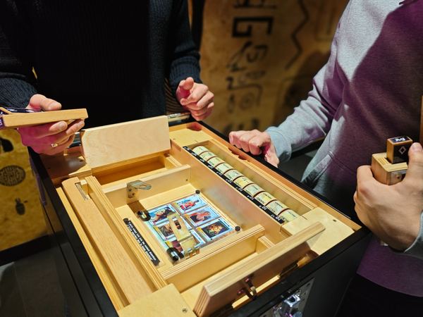 Joueurs autour d’une boîte à énigmes Brain Box
