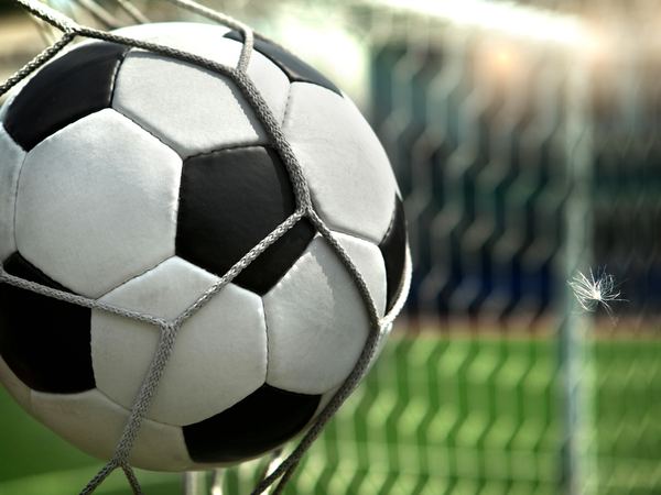 Ballon de foot dans le filet