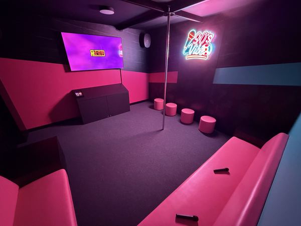 Salle de karaoké privative aux néons roses