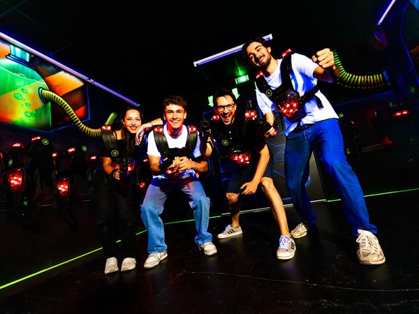 Joueurs équipés dans le laser game LaserMaxx