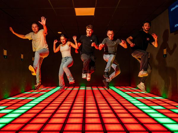 Joueurs sautant sur les dalles lumineuses de Pulse UP