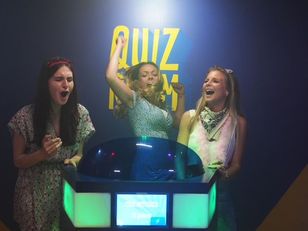 Trois joueuses au pupitre de la Quiz Room