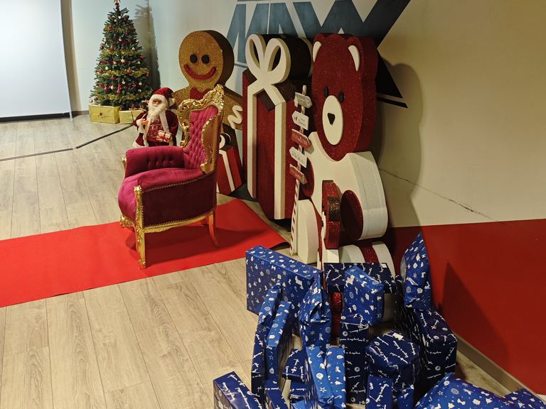 Siège du Père Noël, décor et cadeaux déposés avant un arbre de Noël d&rsquo;entreprise chez Game Parc à Poitiers