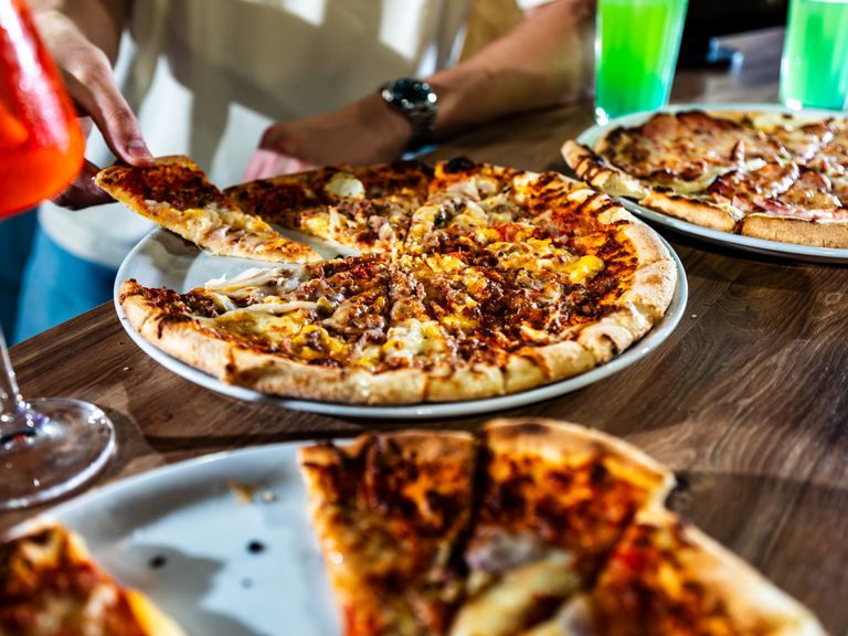 Buffet de pizzas à partager pour un anniversaire entre amis chez Game Parc à Poitiers
