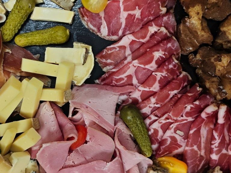 Planches de charcuterie et fromages régionaux pour une cousinade près de Poitiers