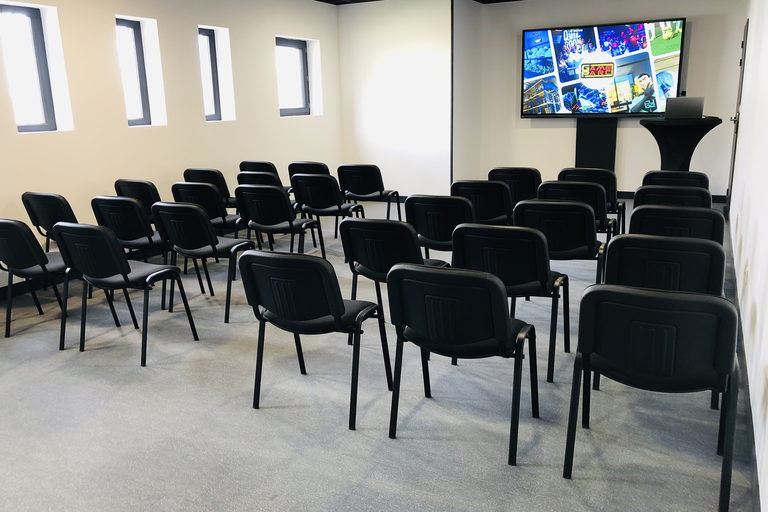 Salle de 100 personnes en configuration théâtre, séminaire d&rsquo;entreprise à Poitiers