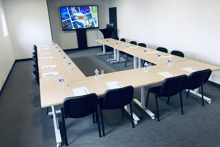 Salle de réunion de 20 personnes en U, écran et climatisation, séminaire à Poitiers