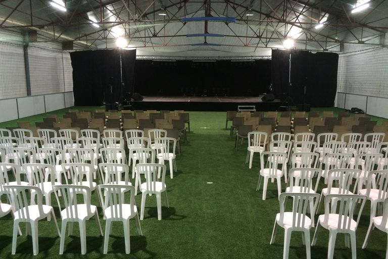 Terrain de foot en salle privatisé en plénière, estrade et scène pour 300 personnes