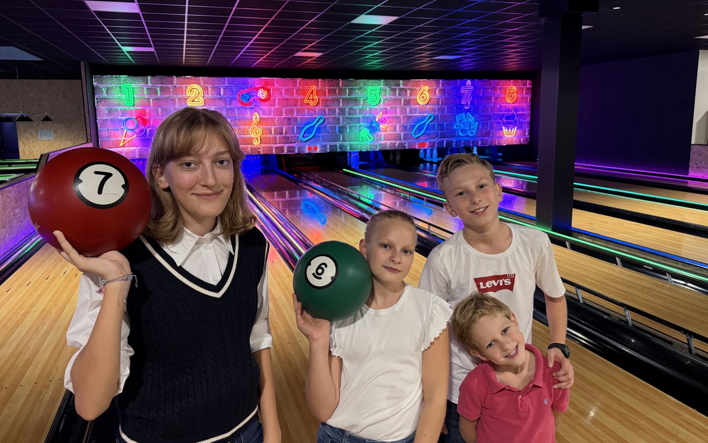 Quatre enfants, boules en main, pour un anniversaire au bowling de Game Parc à Poitiers