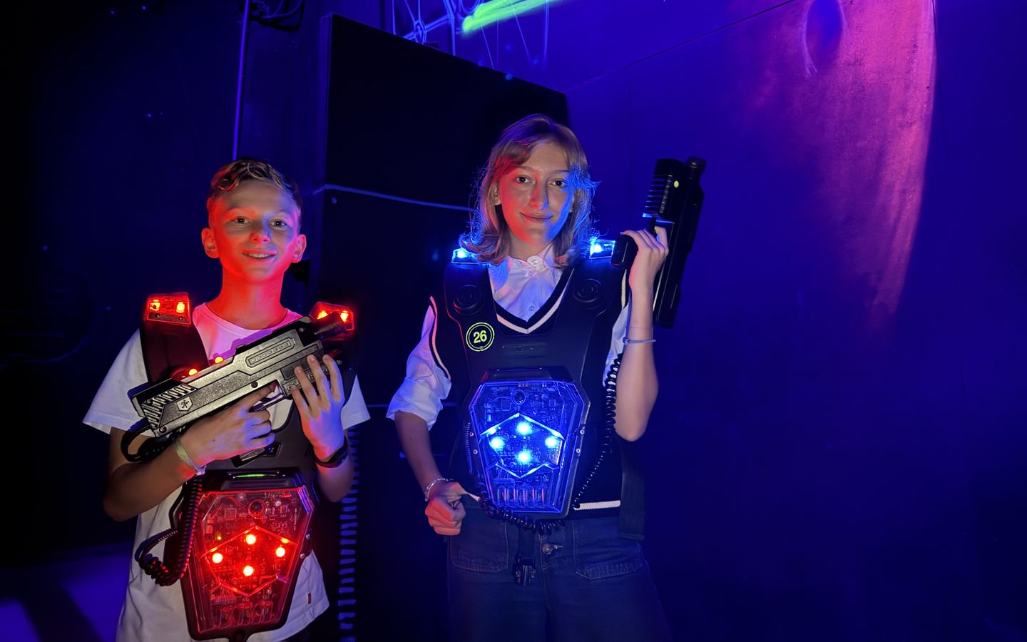 Deux jeunes joueurs en gilet lumineux, pistolet en main, au laser game de Game Parc à Poitiers