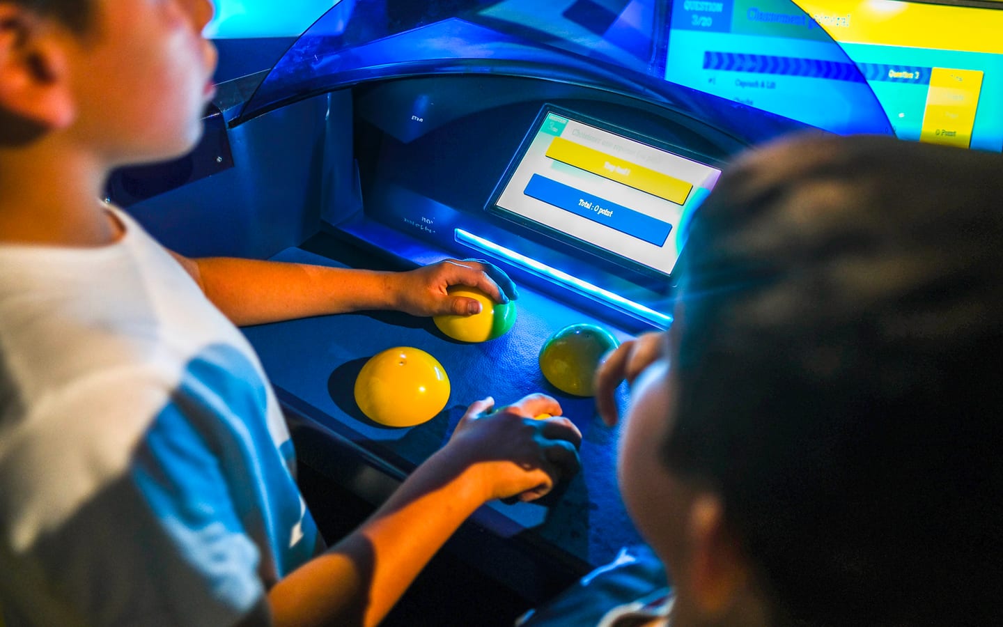 Enfants qui buzzent dans la salle de Quiz Room de Game Parc à Poitiers pour un anniversaire