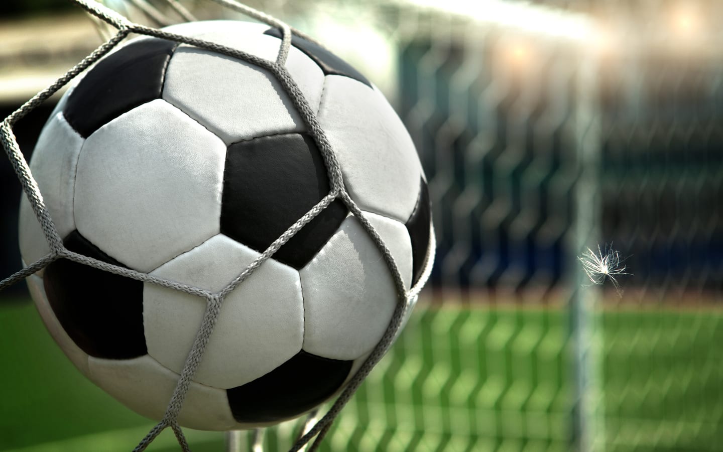 Enfants qui fêtent leur anniversaire sur le terrain de foot en salle de Game Parc à Poitiers