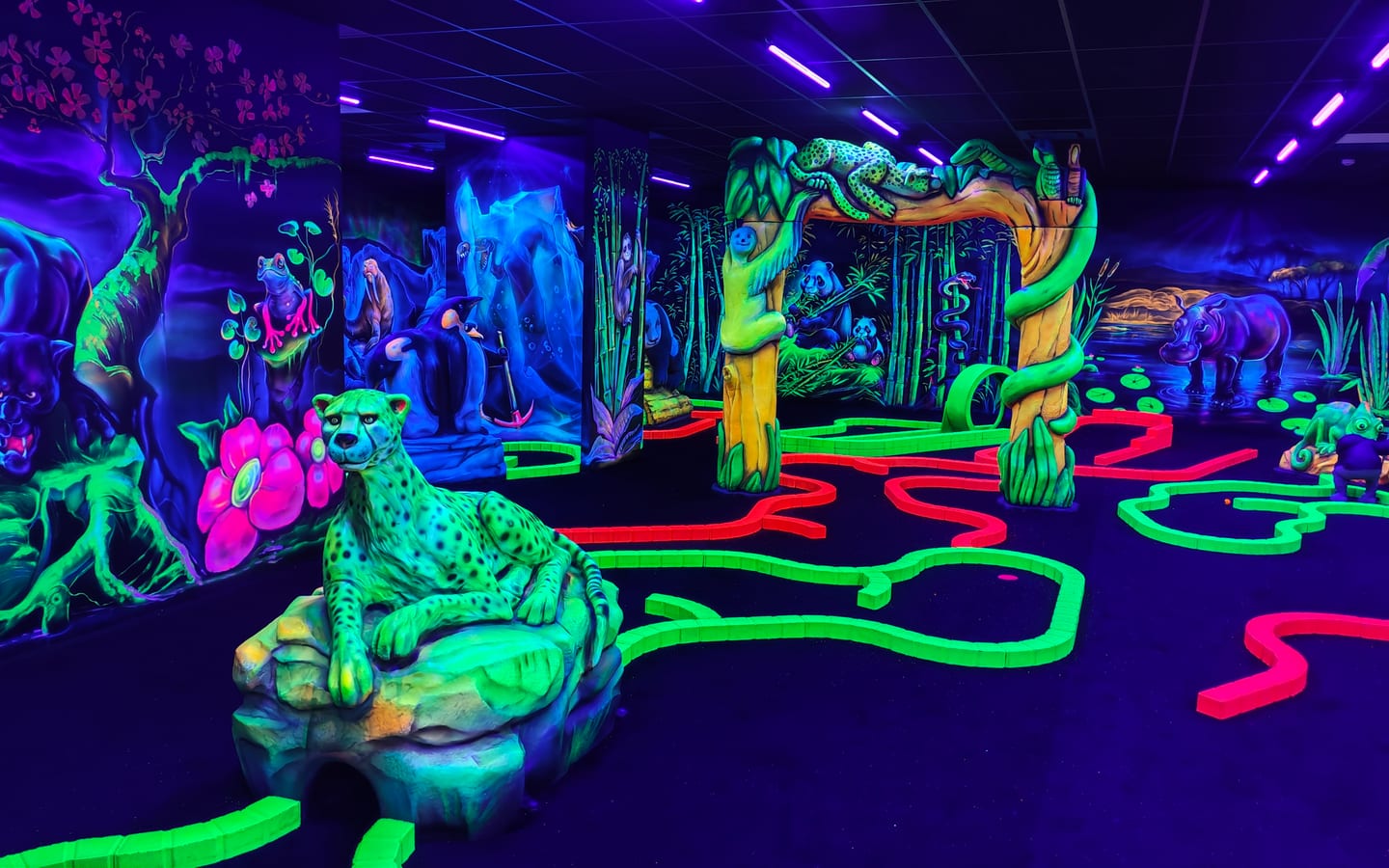Parcours fluo du mini-golf Goolfy à Poitiers, 18 trous thématiques banquise, jungle, savane