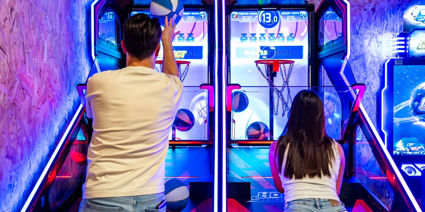 Deux joueurs face aux paniers de basket d&rsquo;arcade, Game Parc Poitiers
