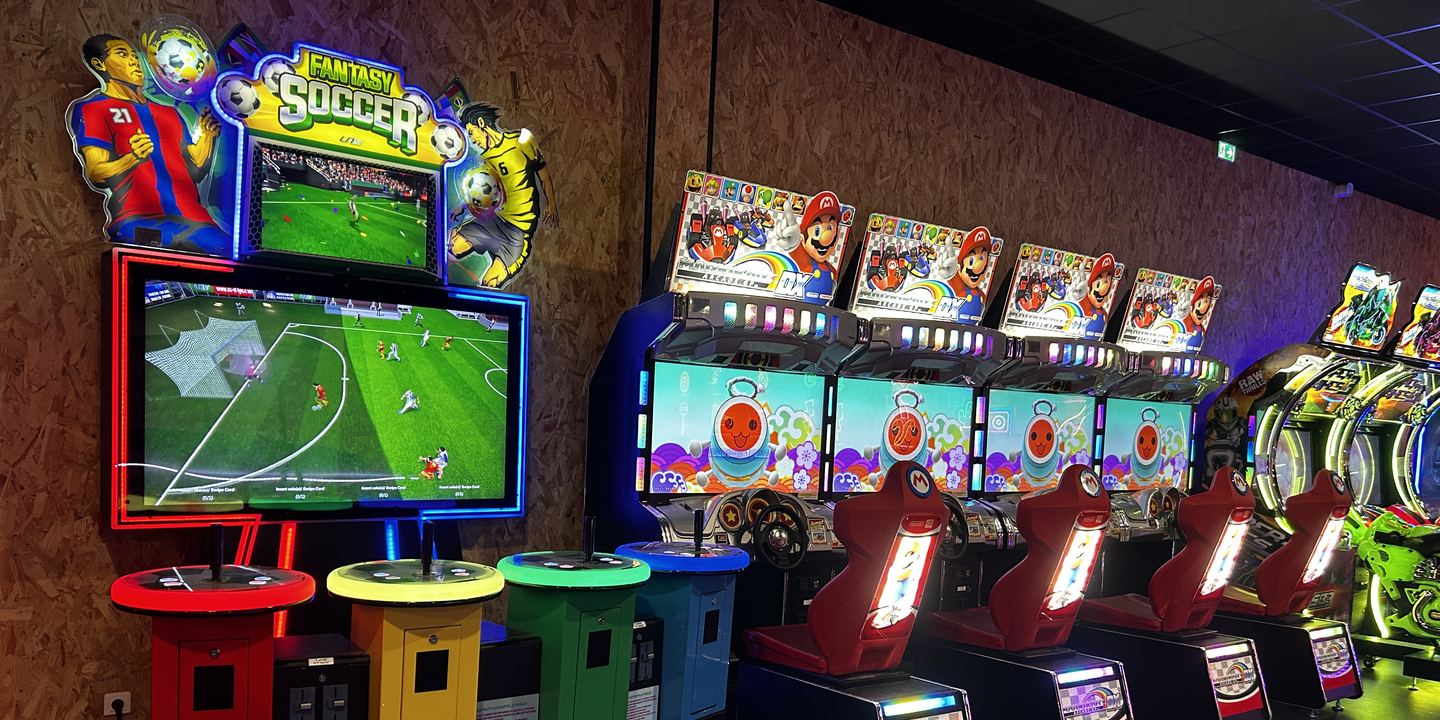 Jeu de foot Fantasy Soccer à quatre joueurs à côté des postes Mario Kart, salle d&rsquo;arcade de Game Parc