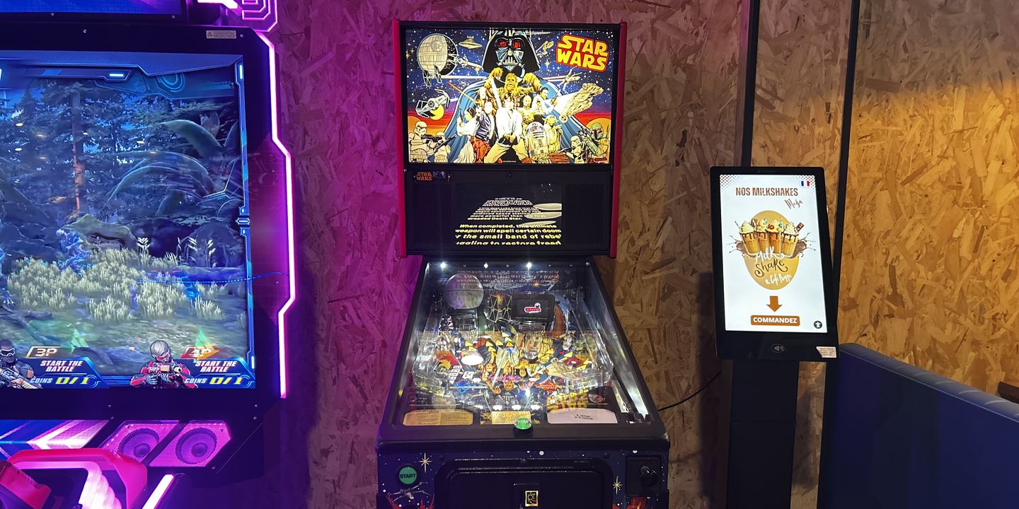 Flipper Star Wars au fronton illustré, à côté du jeu Galaxy Rangers, salle d&rsquo;arcade de Game Parc à Poitiers