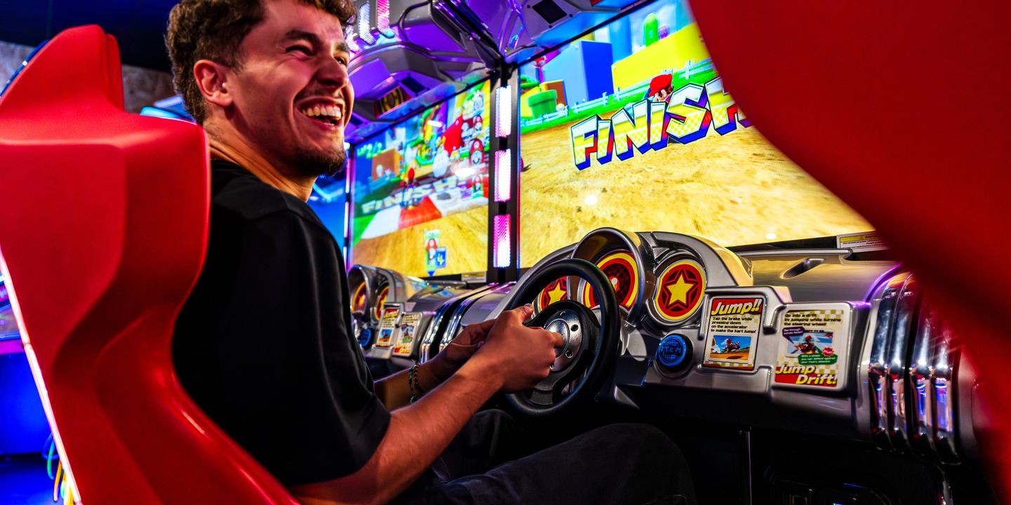 Joueur hilare au volant de Mario Kart Arcade GP DX, salle d&rsquo;arcade de Game Parc à Poitiers