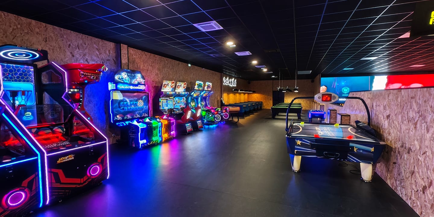 Jeux d'arcade à côté des pistes du bowling de Poitiers
