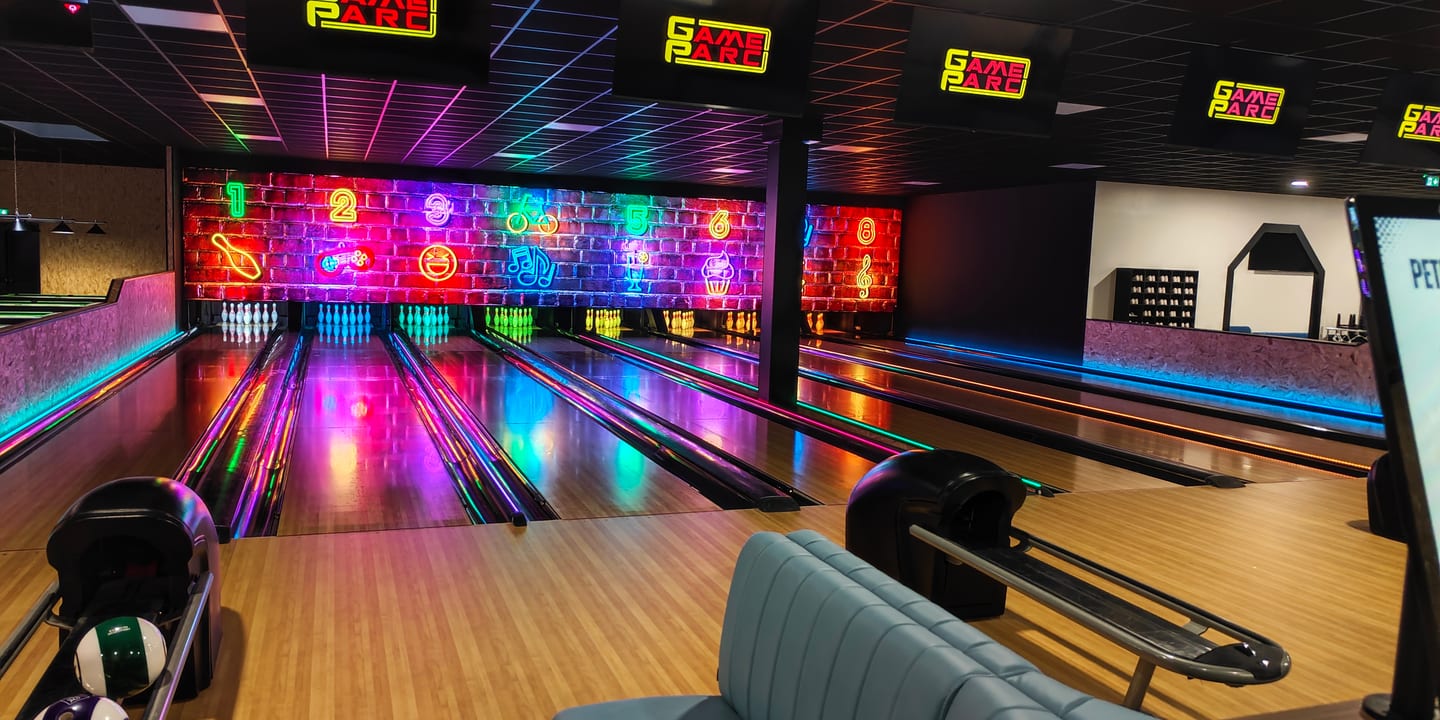 Banquettes au bord des pistes pour un after-work bowling à Poitiers
