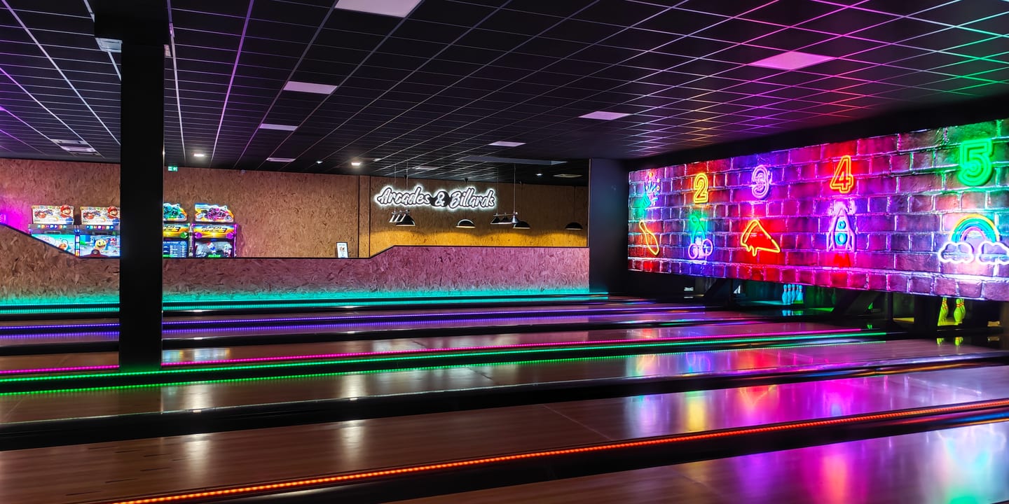 Partie de bowling entre amis sur les pistes de Game Parc, à Poitiers