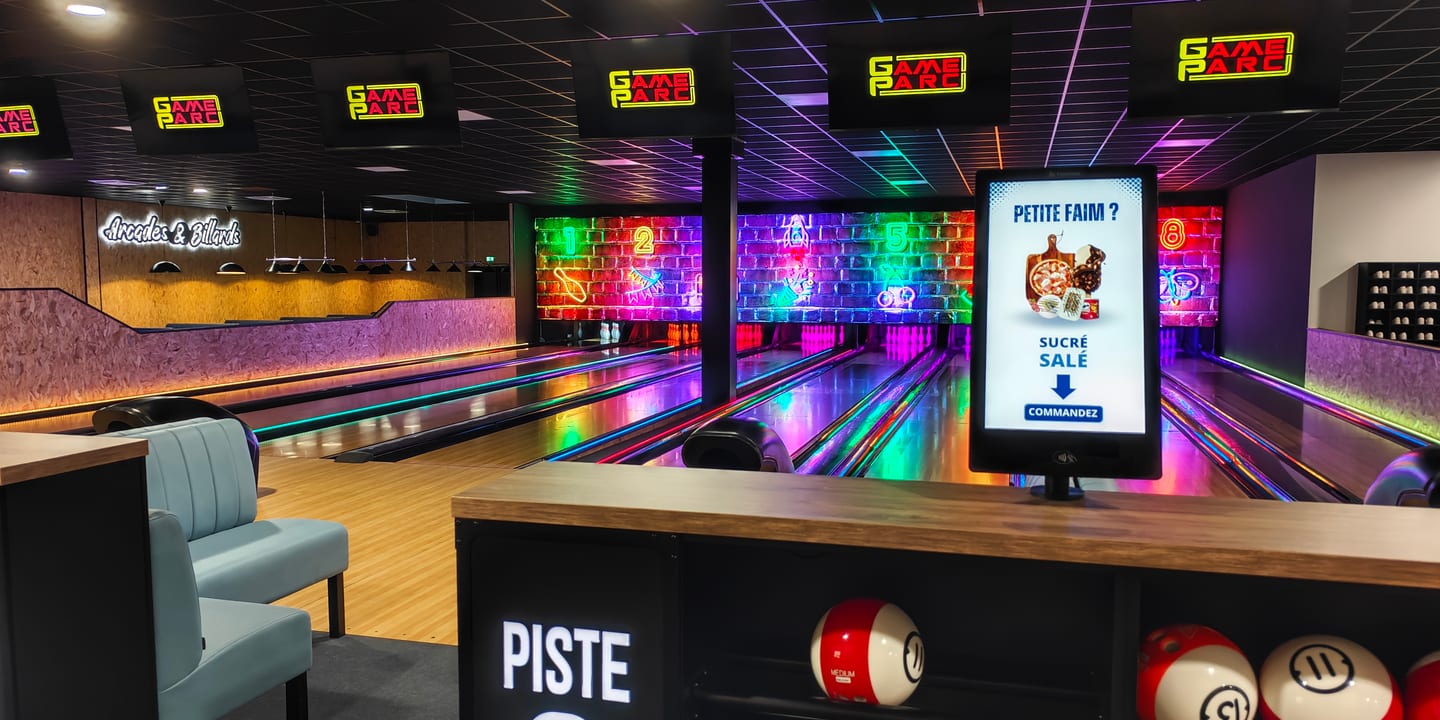 Salle de bowling à Poitiers, vue générale des pistes connectées