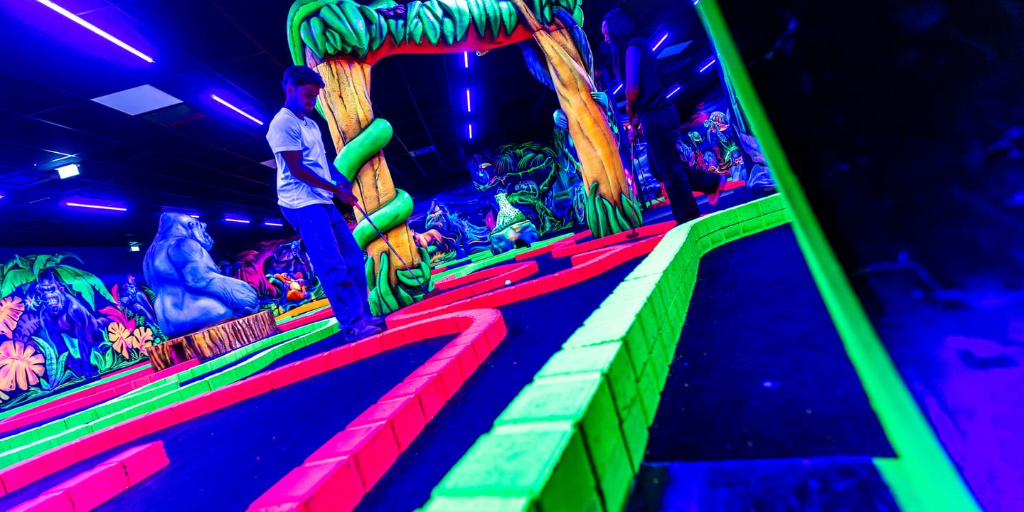 Deux joueurs sur le mini-golf fluo Goolfy à Poitiers