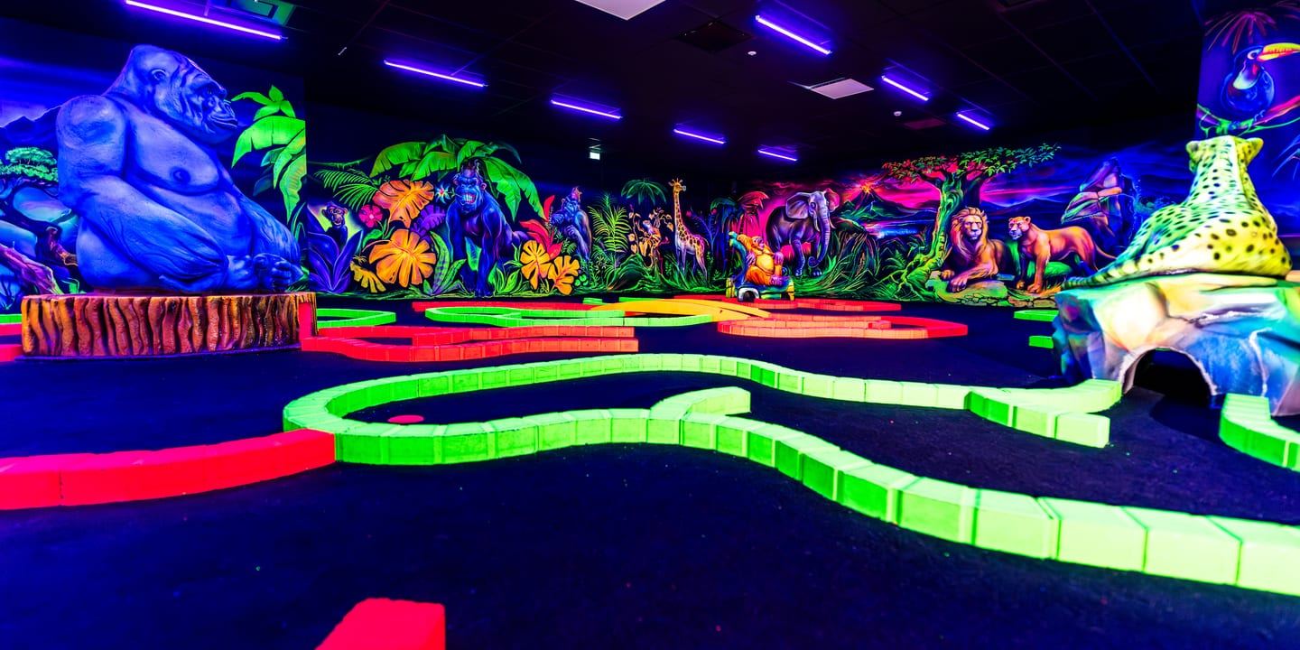 Mini-golf indoor fluo, décor dépaysant savane et jungle, Goolfy à Poitiers