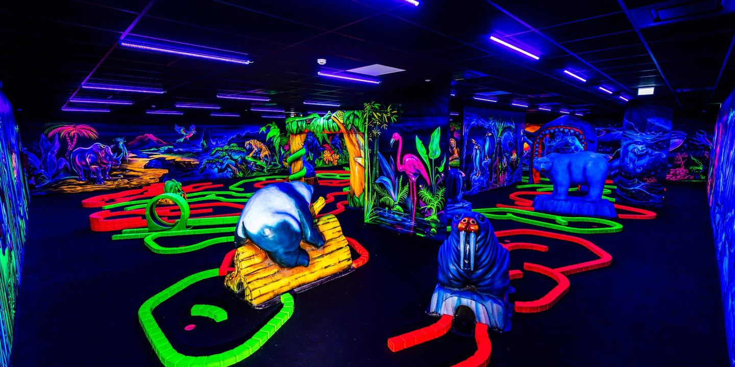 Entrée du mini-golf fluo Goolfy chez Game Parc, Poitiers