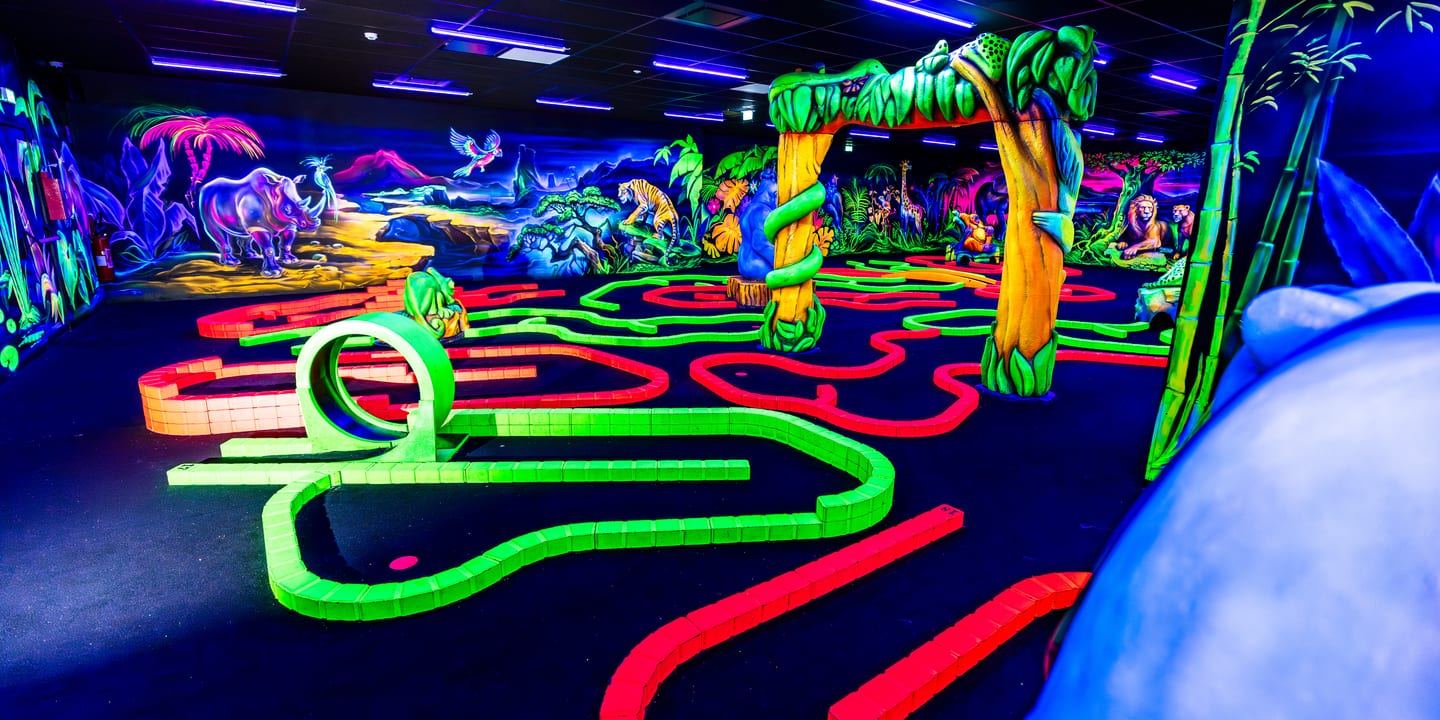 Trou avec looping du mini-golf fluo Goolfy à Poitiers